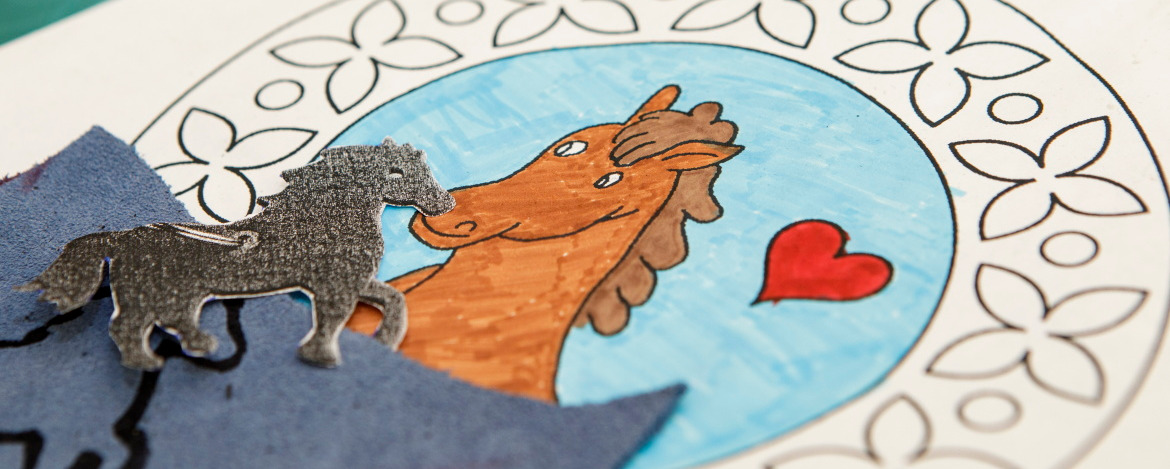 Gemaltes Bild von einem Pferdekopf mit einem roten Herz daneben.